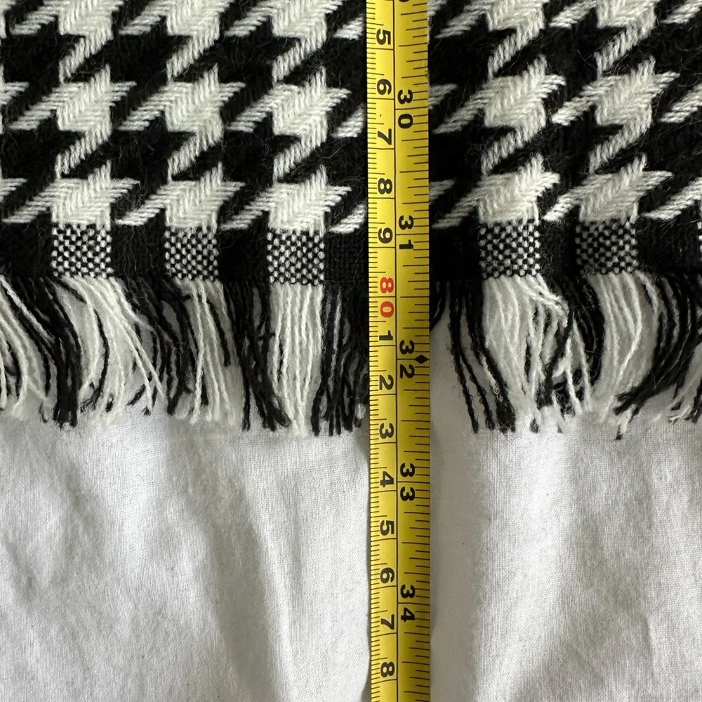 ✨ SOLD ✨ EUC Akira Chicago Red Label Black White Houndstooth Fringe Long Scarf - Picture 8 of 8